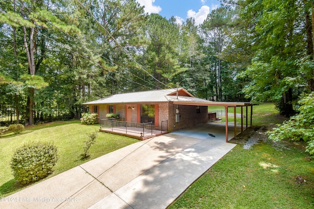 view of front of house featuring a carport and a front lawn