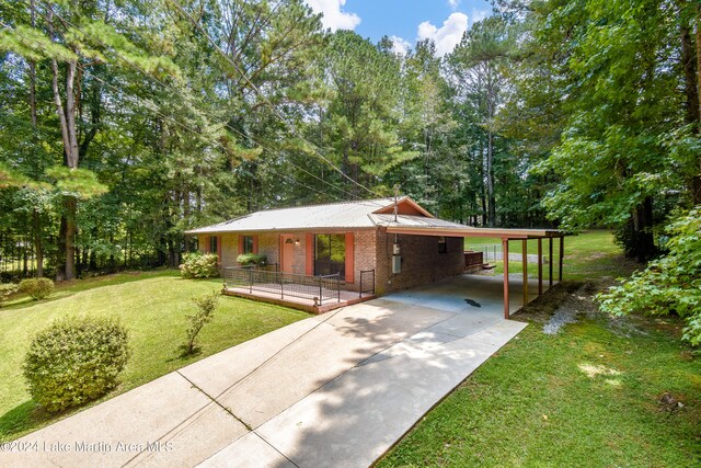 view of front of house featuring a carport and a front lawn