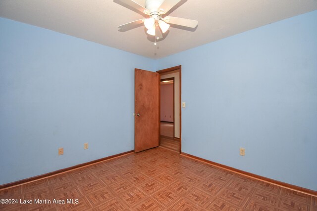 empty room featuring ceiling fan