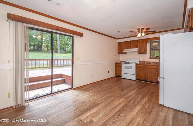 kitchen featuring ceiling fan, sink, light hardwood / wood-style flooring, white appliances, and ornamental molding