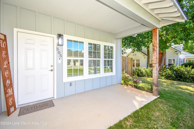 property entrance featuring a yard