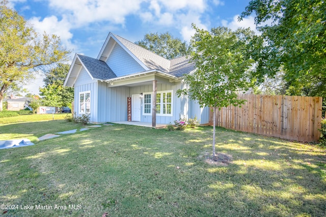 view of front of home featuring a front yard