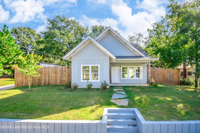 view of front of home with a front lawn