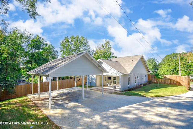 view of front of property featuring a front lawn