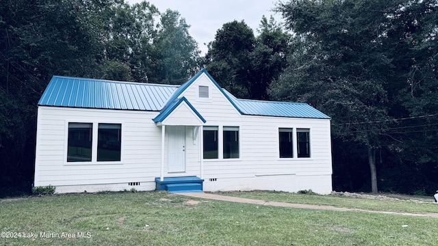 view of front of home with a front yard