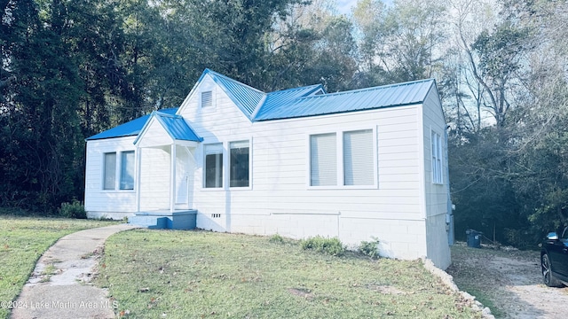 view of front of property with a front yard