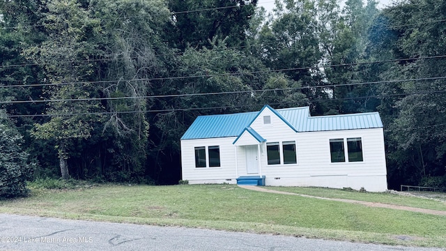 view of front of house featuring a front lawn