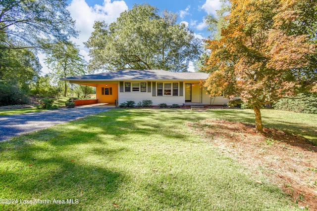 view of front of home featuring a carport and a front yard