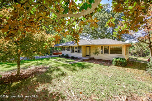 single story home with a front yard