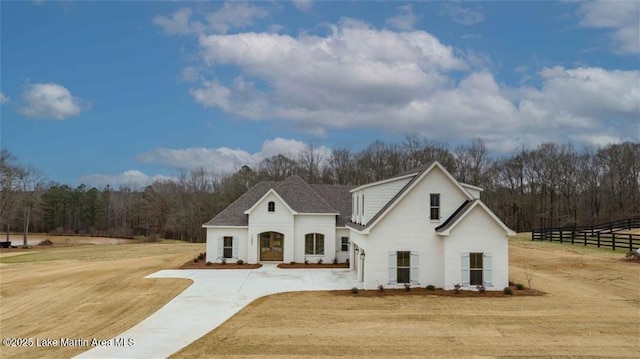 view of front of property featuring a front yard