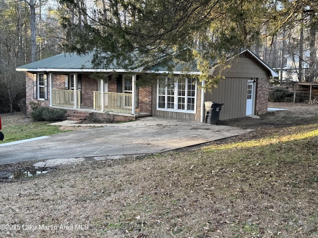 ranch-style house with covered porch