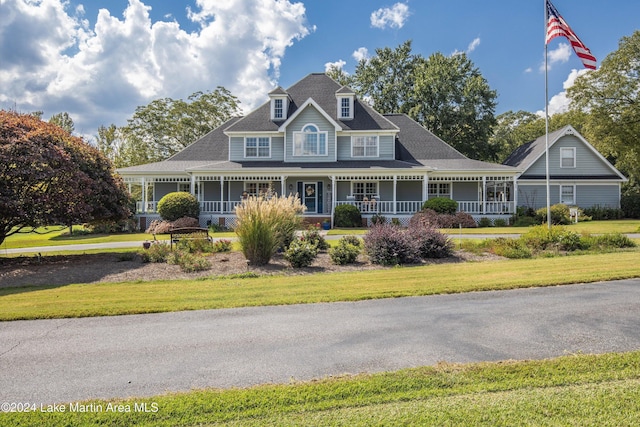 view of front of property featuring a porch and a front yard