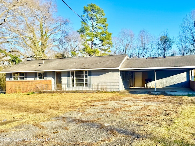 view of front facade featuring a carport