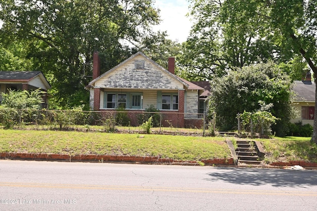 view of front of house featuring a front lawn