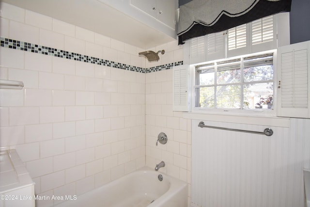 bathroom featuring tiled shower / bath