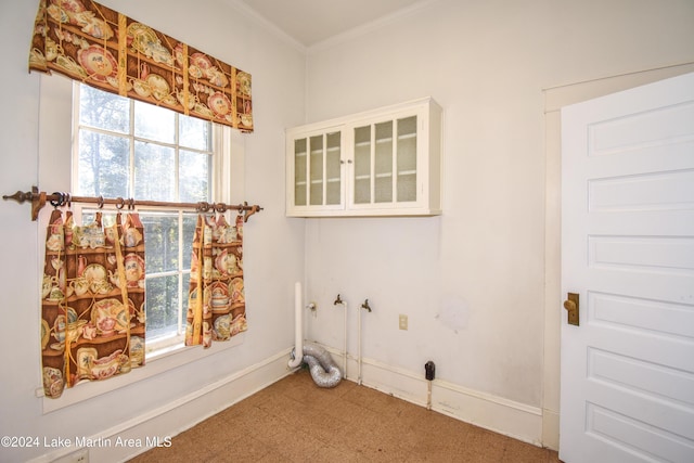 washroom with crown molding