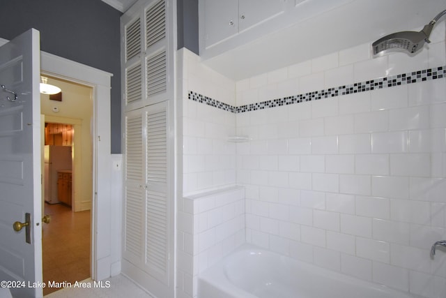 bathroom with tiled shower / bath combo