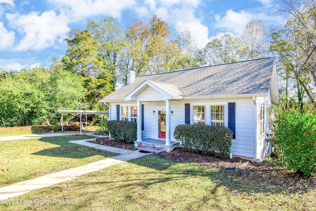 view of front of home featuring a carport and a front yard