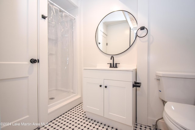 bathroom featuring a shower with curtain, vanity, and toilet