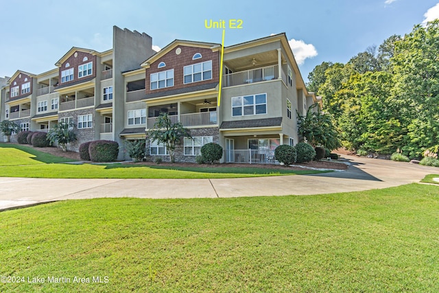 view of front of home featuring a front lawn