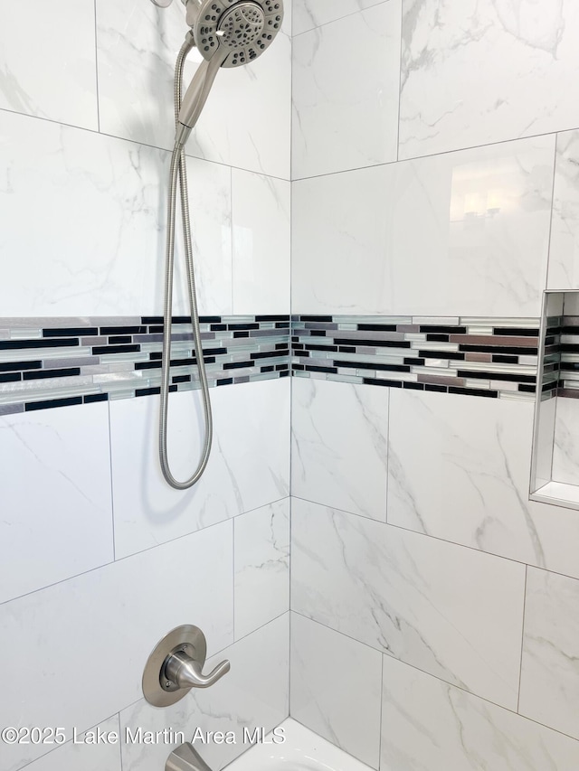 149 Lake Ridge Dr, Jacksons Gap, AL 36861 - interior details with shower / bath combination