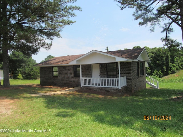 view of front of property featuring a porch and a front yard