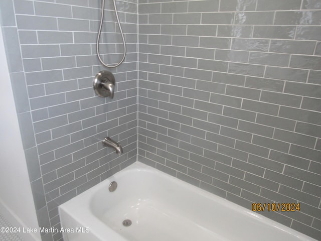 bathroom with tiled shower / bath