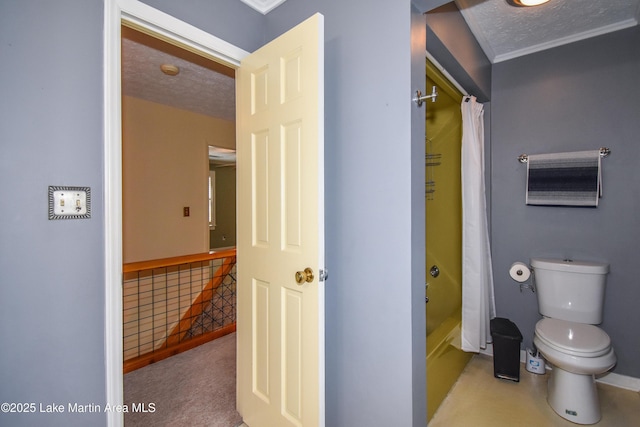 bathroom featuring toilet, a textured ceiling, and shower / tub combo