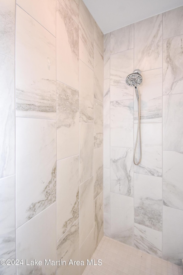 bathroom featuring a tile shower