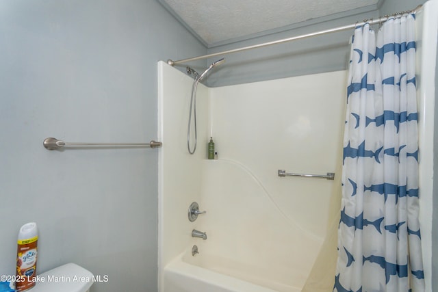 bathroom featuring a textured ceiling, toilet, and shower / tub combo