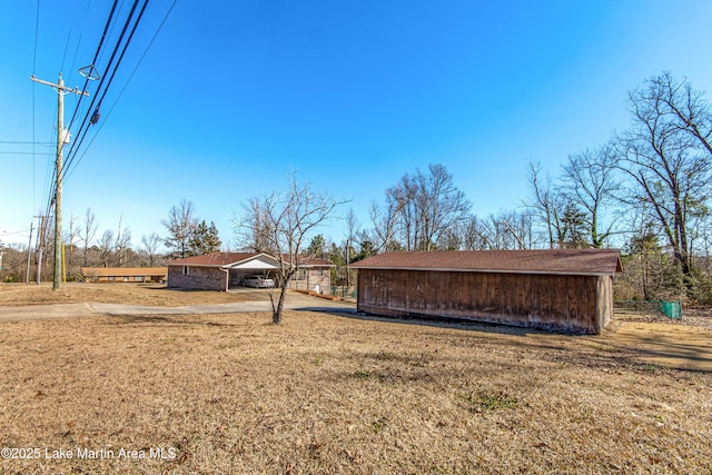 view of yard with an outbuilding