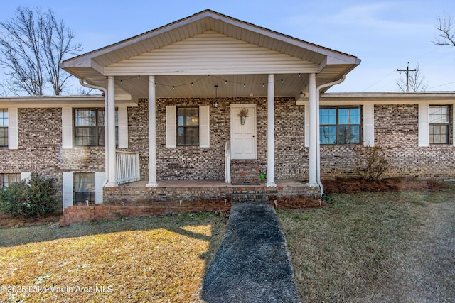 view of front facade featuring covered porch and a front yard