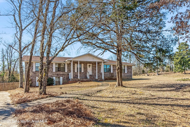 view of front facade featuring a front yard and a porch