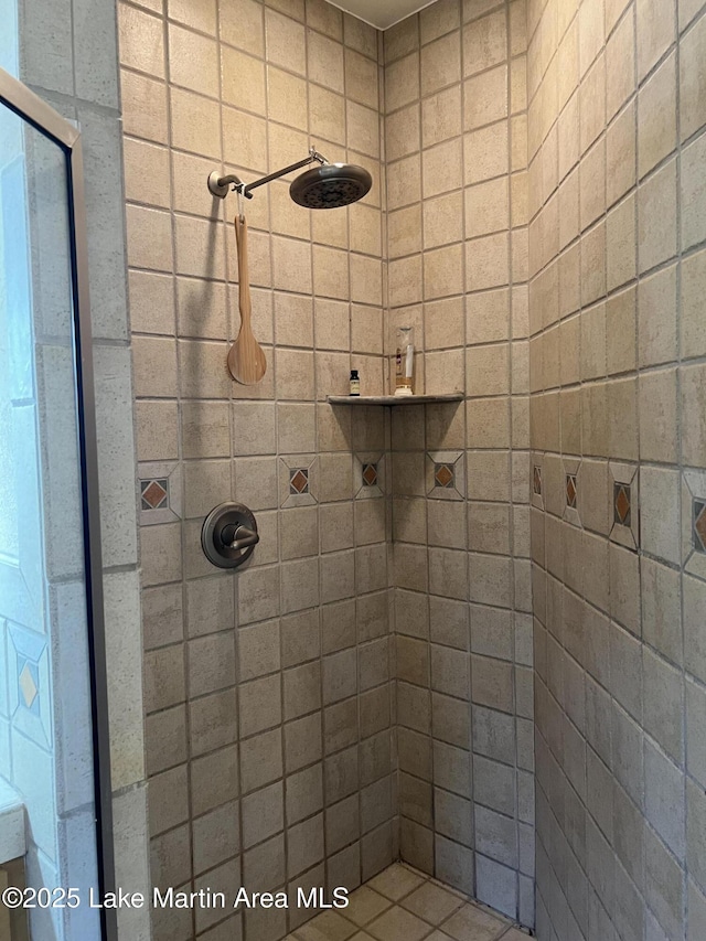 bathroom featuring a tile shower