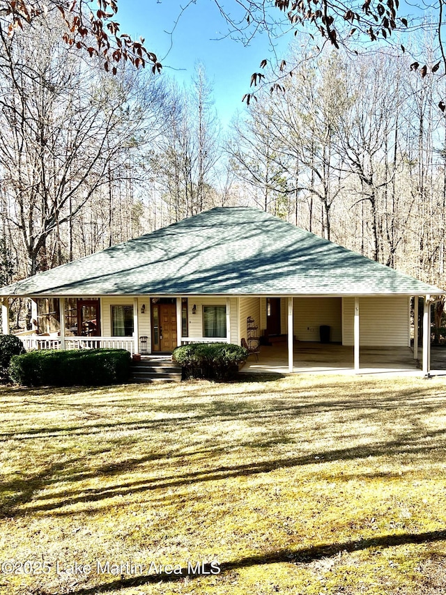 view of front facade with a porch and a front lawn