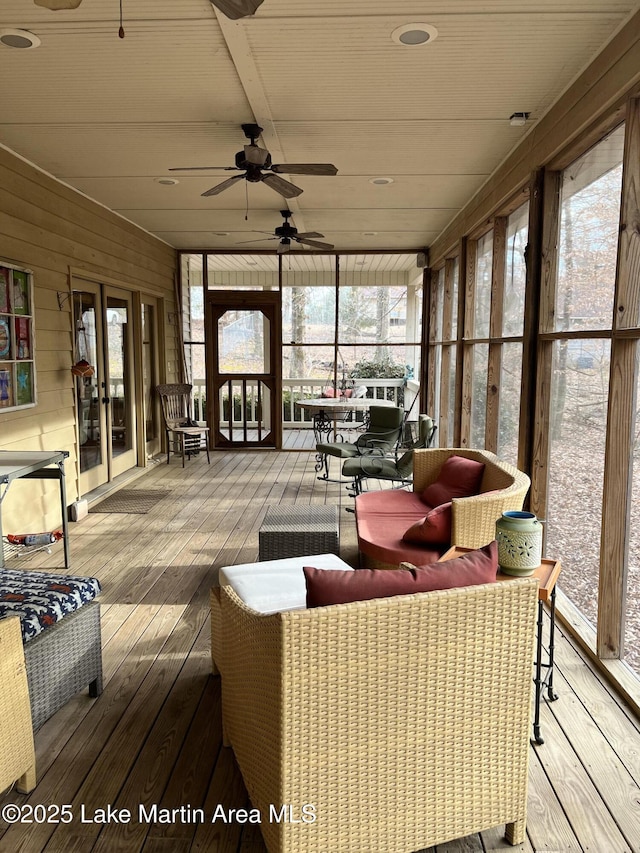 sunroom with ceiling fan