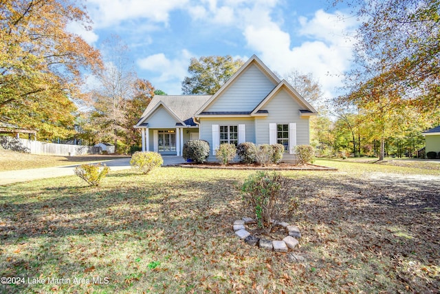 view of front facade featuring covered porch and a front yard