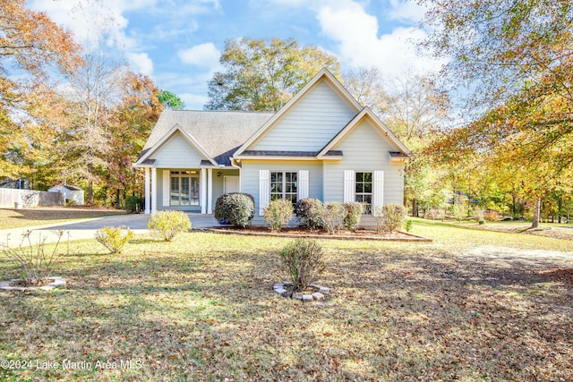 view of front of property featuring covered porch and a front lawn