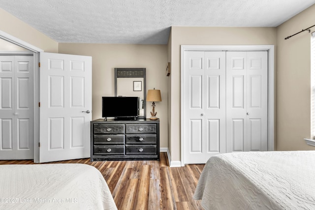 741 Lakeview Rdg, Dadeville, AL 36853 - bedroom featuring wood finished floors and a textured ceiling