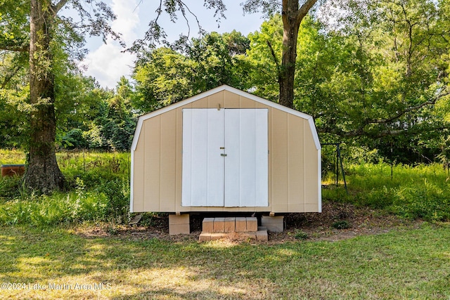 view of outbuilding featuring a yard