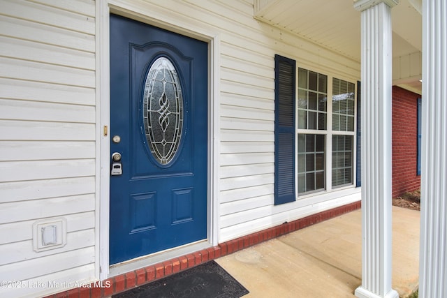 property entrance featuring a porch