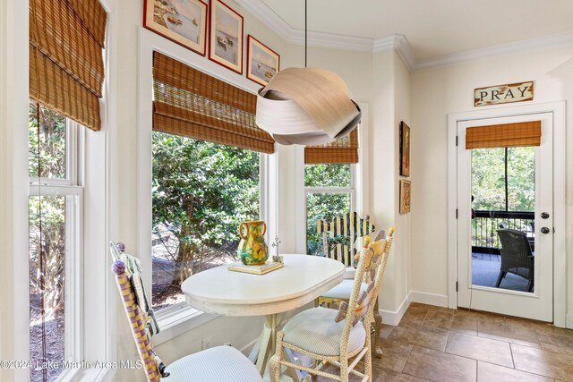 dining space with ornamental molding