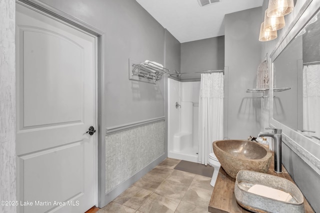 bathroom featuring a shower with curtain and sink