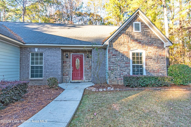 view of front facade featuring a front lawn