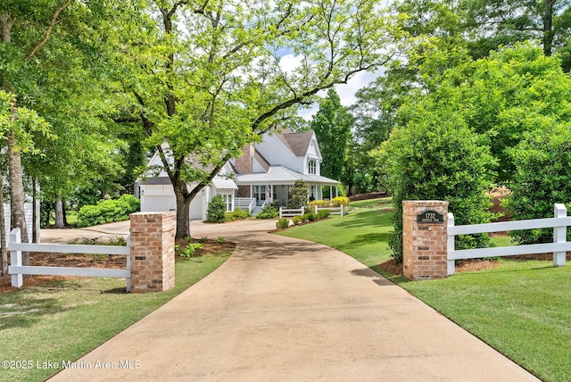 view of front facade featuring a porch and a front lawn