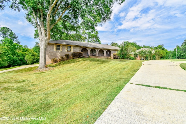 single story home with a front lawn