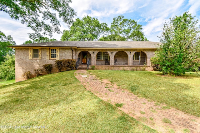 ranch-style house featuring a front yard