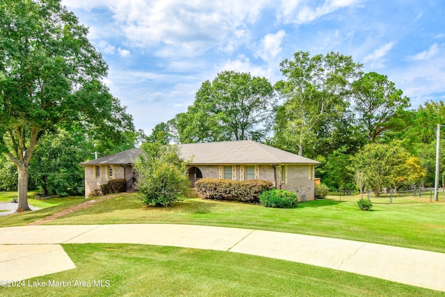 single story home with a front yard