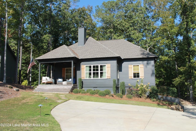 view of front of property featuring a front yard and a porch