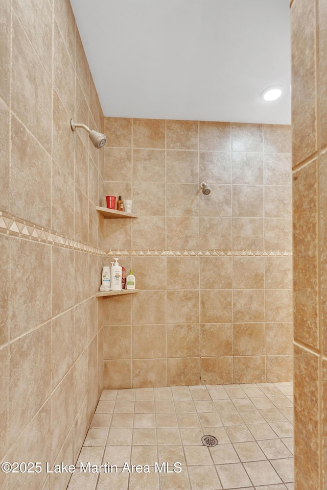 bathroom featuring tiled shower